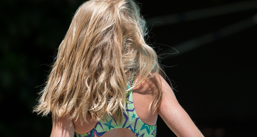 Добавьте 2-3 капли в шампунь: и корни волос будут чистыми до 5 дней – полезный лайфхак на лето