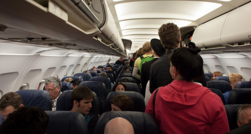 Почему за туристами в такой обуви пристально следят в самолетах и заносят их в списки - ответ стюардессы