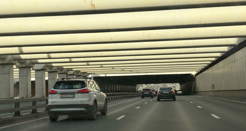 Стало известно, на какой скорости бензин и дизель расходуется в 2 раза меньше — езжу и экономлю