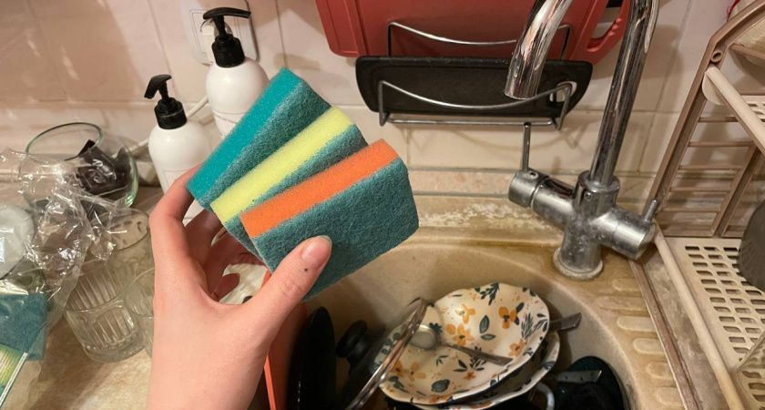Выкинула вонючие губки для мытья посуды навсегда: нашла, чем их заменить вообще без расходов - странное, но гениальное решение