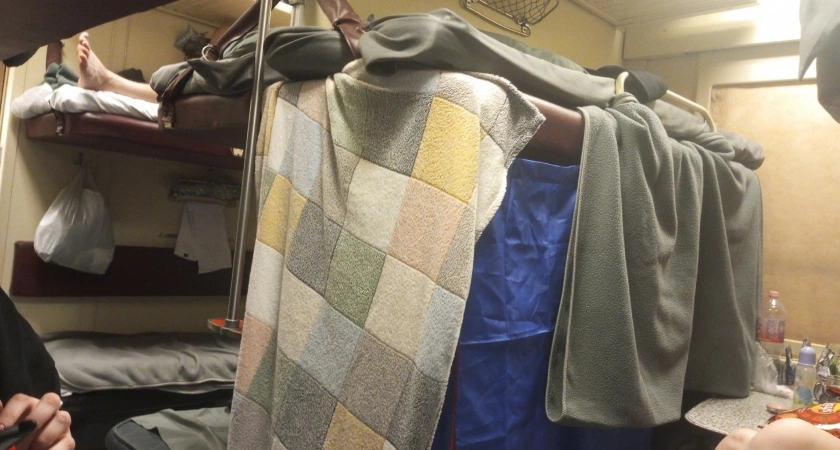 Выкупают купе в плацкарте и вешают занавеску: новый лайфхак от путешественников