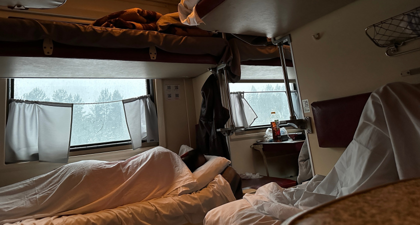 В 7 утра с верхней полки слезла попутчица и начала будить меня, чтобы я уступила ей место: проводник научил, как отвечать в таких ситуациях