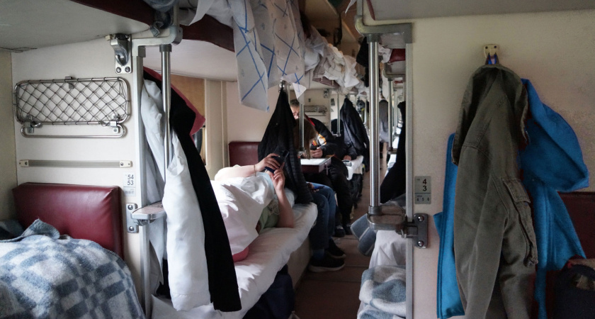 «Когда я вошел в купе, на моей полке лежали сразу двое». Четыре свежие истории про обмен полками в поезде