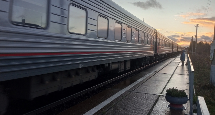 В 7 утра с верхней полки слезла попутчица и стала будить меня, чтобы я уступила ей место: как отвечать в таких ситуациях