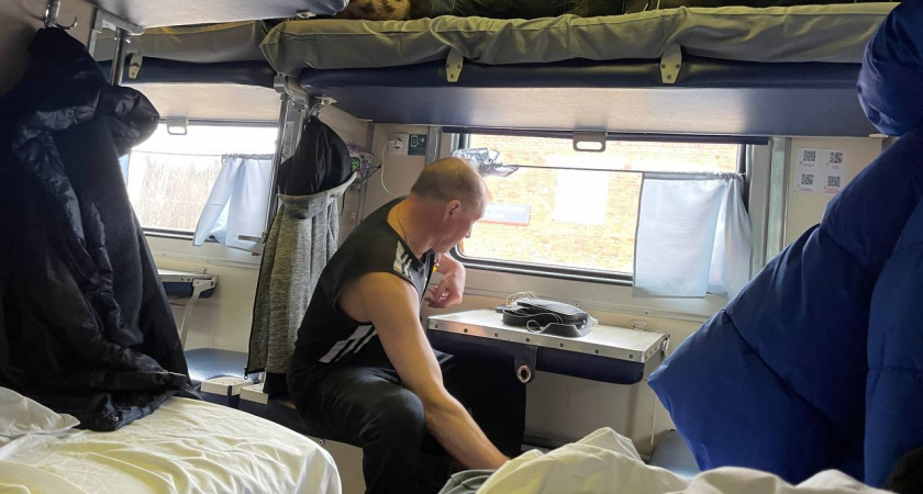 «Возите с собой табуретку». Пассажиры с нижних полок увидели лазейку в новых правилах и отказались уступать место