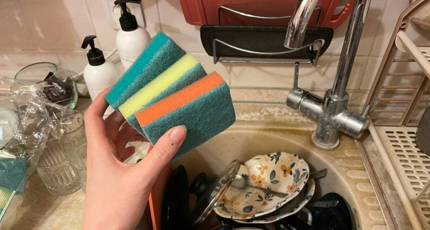 Выкинула вонючие губки для мытья посуды навсегда: нашла, чем их заменить вообще без расходов - странное, но гениальное решение