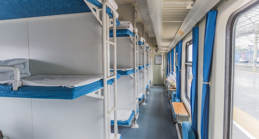 Заняла нижнюю боковую, но это меня не спасло: пассажир сверху ронял на меня вещи и топтался по кровати 