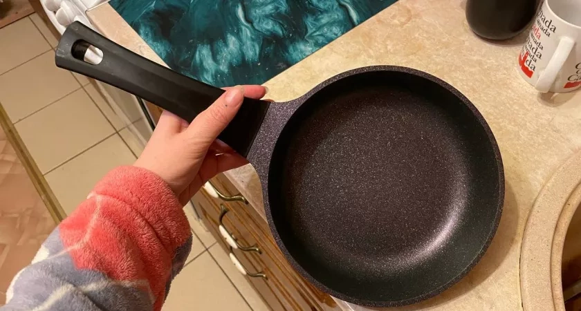 Кипятим 1 ложку, и сковородка сияет как новая: нагар отлипнет, а еда больше не будет пригорать