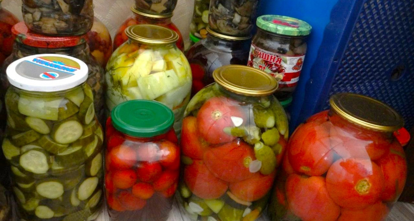 Съедаем по банке за раз, сколько ни закатаю - улетает всё до капли. Пока сезон - можно успеть заготовить на зиму недорого и много: 3 рецепта