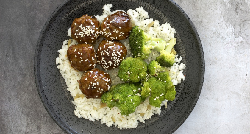 Засыпаю рисом фрикадельки на сковороде — простой и вкусный ужин за считанные минуты