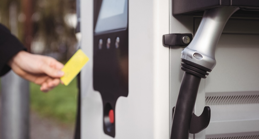 Почему важно знать свои права: как правильно ответить заправщику, если он отказывается заправлять в пластиковую канистру - совет юриста