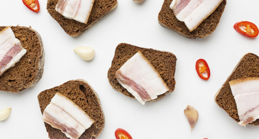 Больше не ем бутерброды — готовлю из обычного сала ароматную и нежную закуску