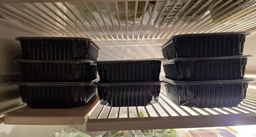 Фото к статье: Положите соль в холодильник и забудьте об этой проблеме — проверенные советы для дома, которые работают