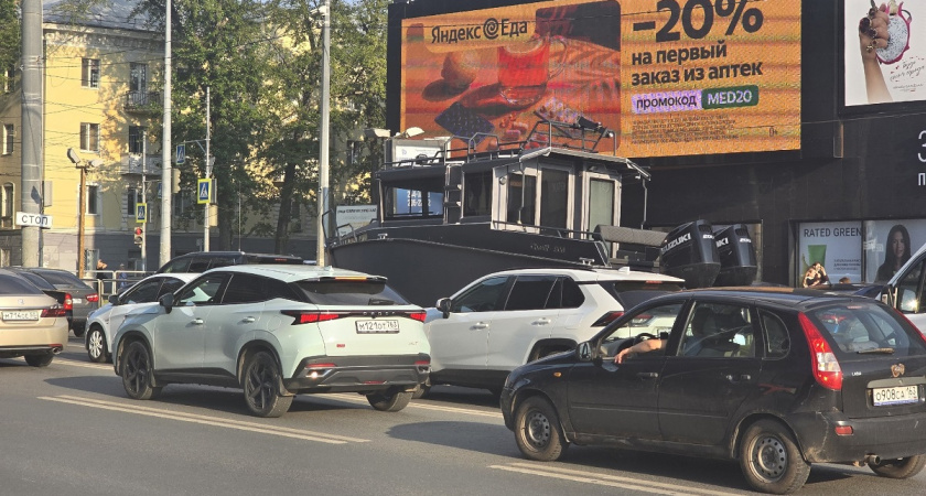 Побывав в России, американец спросил: «Машин, что ли, нет?» — был поражен нашим укладом