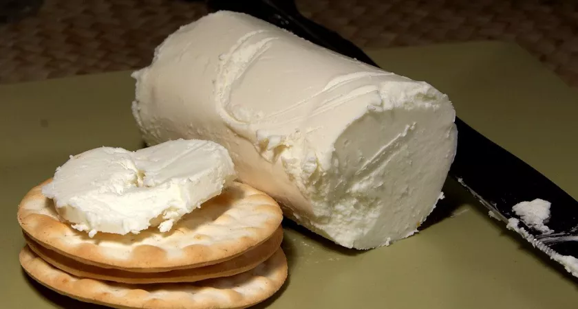 Фото к статье: Наливаю молоко в банку и оставляю на ночь, утром открываю - сыр "Филадельфия" готов