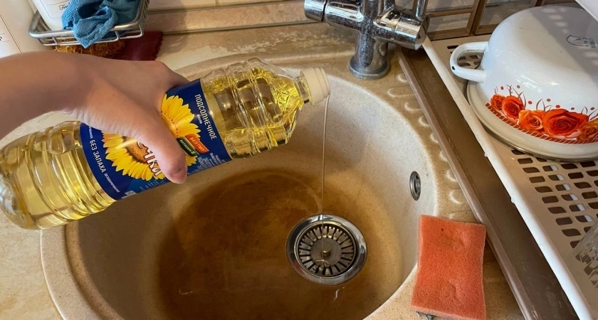 Фото к статье: Уходя из дома, всегда заливаю подсолнечное масло в раковину - довольна результатом как слон