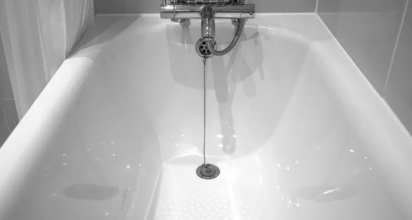 Фото к статье: Разводим 50 гр. — и ванна сияет даже в темноте: ни ржавчины, ни налета — классный лайфхак без химии