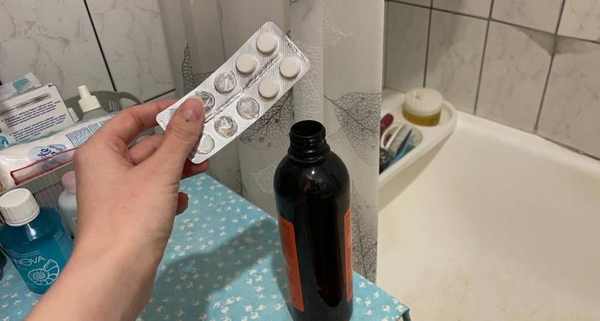 Кидаю 1 таблетку в шампунь и корни волос остаются чистыми по 5 дней – способ как продлить "свежесть" головы на август