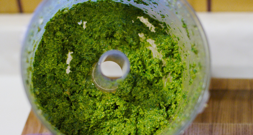 Даже не думала, что петрушка может быть такой вкусной: попробовала и теперь запасаюсь так на зиму уже много лет - мой любимый соус