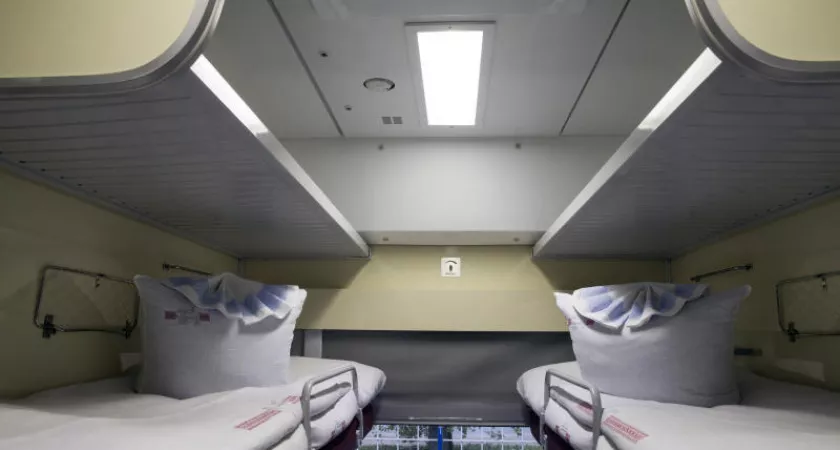 Фото к статье: Запретить или оставить доширак в поездах дальнего следования? И почему важно менять носки во время поездки - неприятные привычки попутчиков