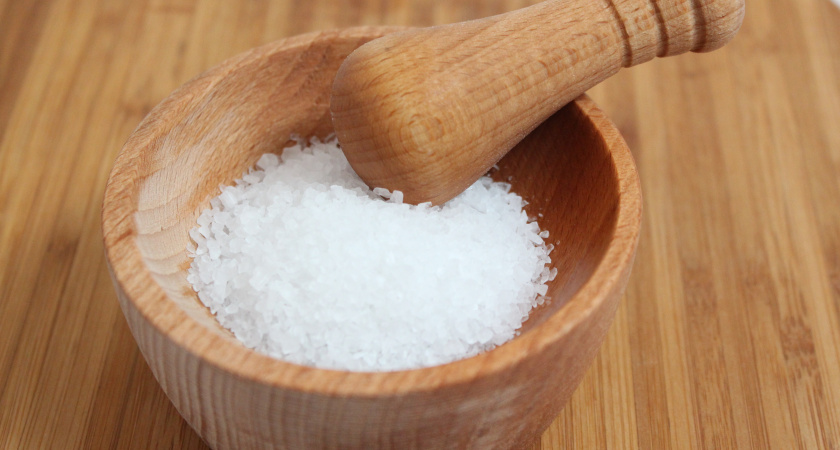 Посыпьте соль у порога и можете спать спокойно: старая хитрость актуальна и сегодня