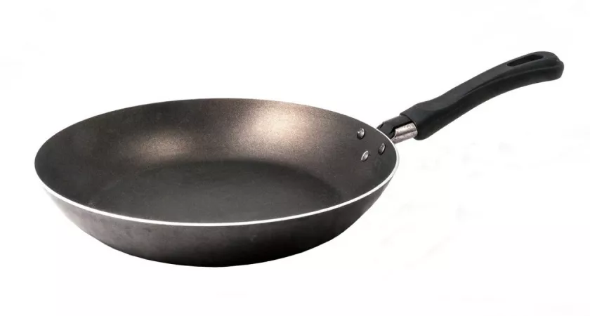 Фото к статье: 2 ложки в воду — и сковорода снова станет антипригарной: теперь ничего не прилипнет и не пригорит — лайфхак