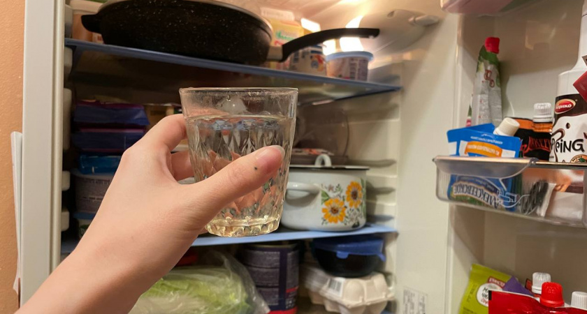 Уходя из дома всегда ставлю стакан воды в холодильник и происходит "чудо" - секрет, который пригодится каждой хозяйке