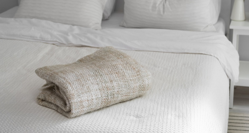 Я насыпаю соду на матрас раз в месяц и сплю спокойно — и всё это на чистой постели