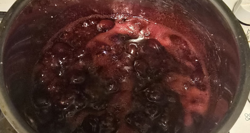 Добавляю 1 чайную ложку этого ингредиента на ведро ягод: варенье получается отменное - не сахарится и не теряет цвет