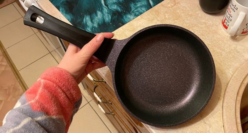 Кипятим 1 ложку, и сковородка сияет как новая: нагар отлипнет, а еда больше не будет пригорать