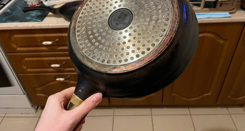 Сковорода очистится от жира и нагара за секунды: поможет копеечное средство из аптеки