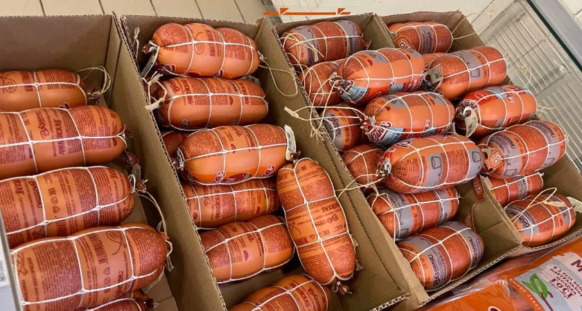 Фото к статье: Подруга-продавец рассказала - зачем люди берут в «Светофоре» по 10-20 палок колбасы и по 20 кг сосисок