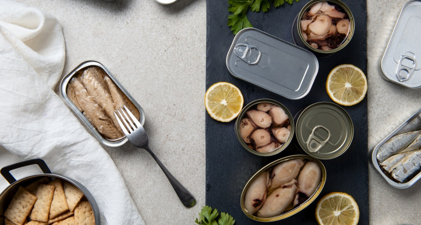 Рыбные консервы всегда держу в холодильнике: готовлю из них такую "вкусняшку" - на ужин, к приходу гостей