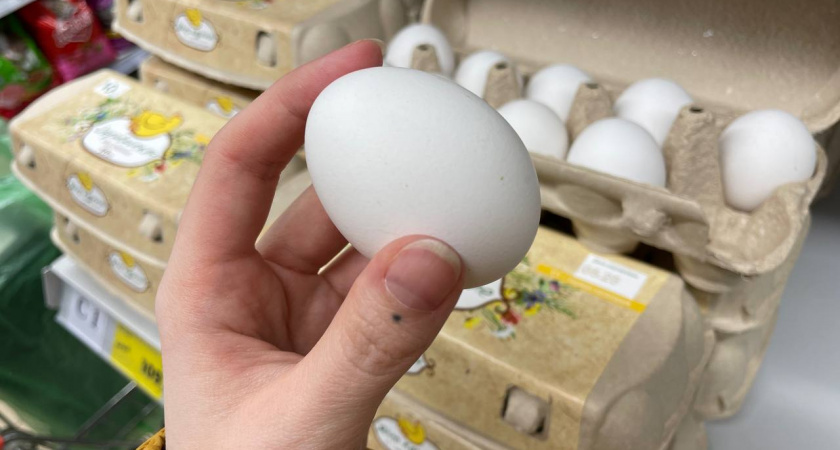 Опытные продавцы выбирают яйца для себя только так: запоминайте 2 лайфхака