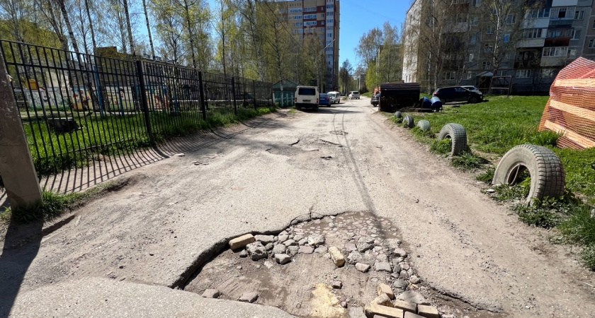 Житель Ухты выиграл суд у дорожников за разбитый автомобиль из-за ямы