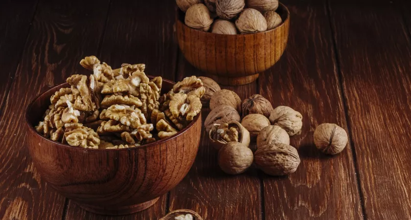 Фото к статье: Теперь грецкие орехи не чищу - использую бутылку: легко как щелкать семечки - ядрышко целое, никаких крошек