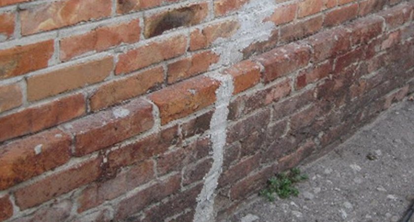 Год назад подглядел, как старый сосед латает дыры и трещины в стенах. Теперь всегда только так и делаю