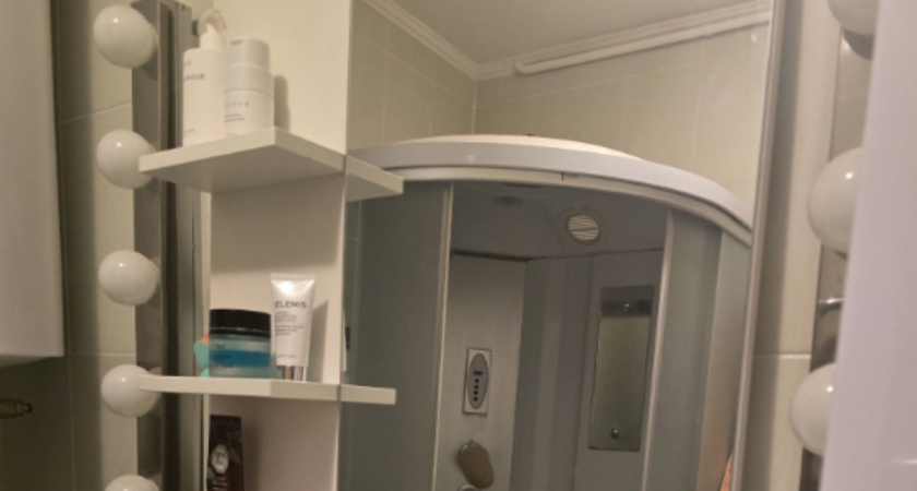 Зеркала и стекла в доме сияют, без разводов и следов от тряпки от тряпки: отмыла за 30 минут, используя лишь это копеечное средство 