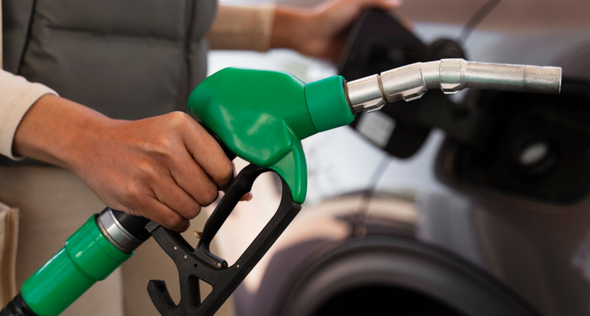 Все трясут шланг после бензина — и вот почему вы тоже должны это сделать