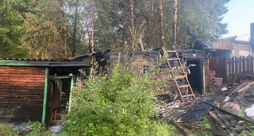 В Коми спасатели потушили горящую баню