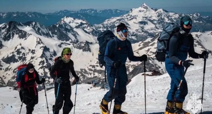 Спасатель из Коми посвятил восхождение на Эльбрус юбилею МЧС и своей дочери