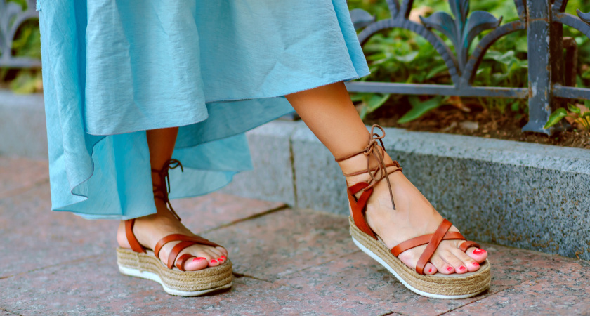 Обрабатываю пятки этим раствором: и хожу все лето спокойно – босоножки и шлепанцы не стыдно надевать