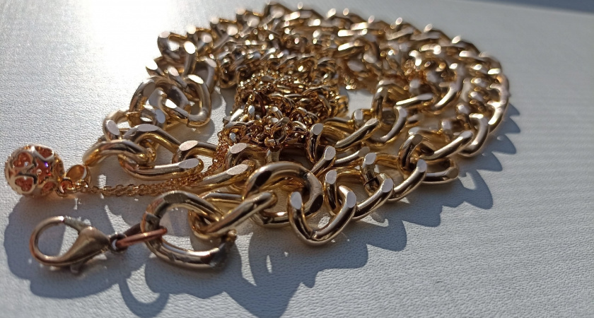18-летняя девушка в Ухте украла золото у родственницы на 400 тысяч рублей