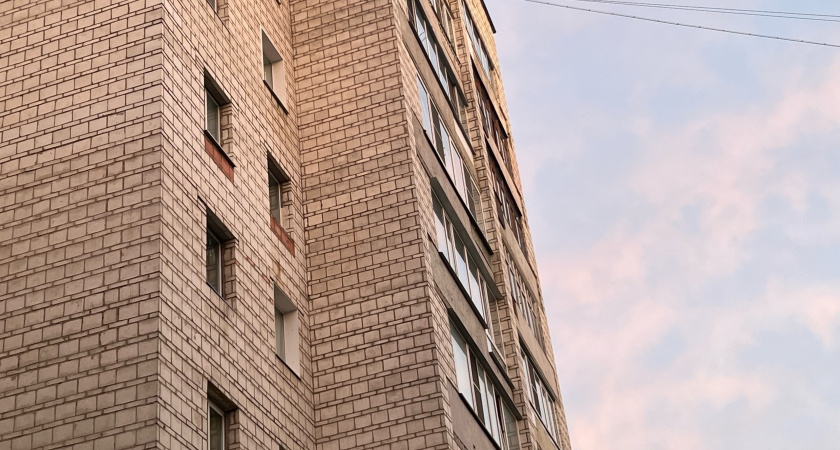 Житель Коми час раскачивался на балконе и пугал прохожих