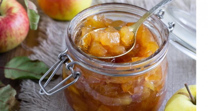 Бабушка оставила нам рецепт, и теперь яблочное варенье делаем только так: все золотые баночки съедаются до Нового года