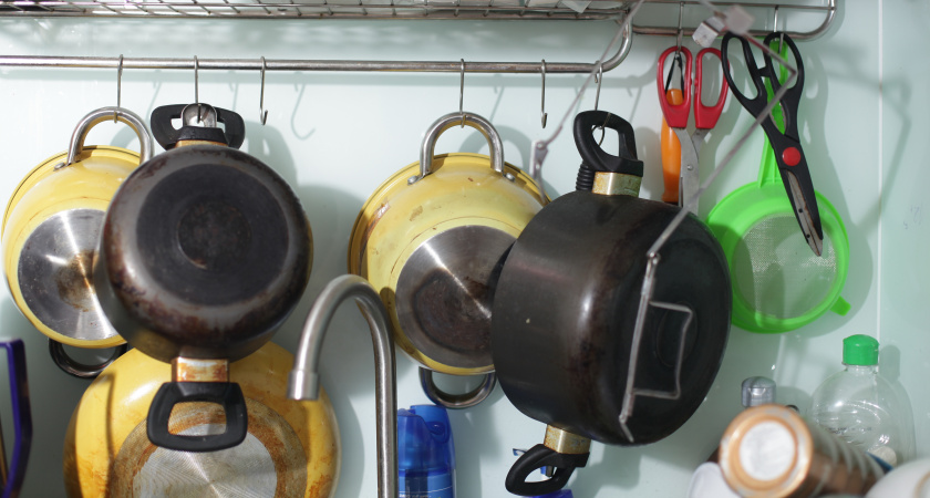 Полпачки соды - и все кастрюли как из магазина. Ничего тереть не надо. Бабушкин рецепт использую 3 раза в году