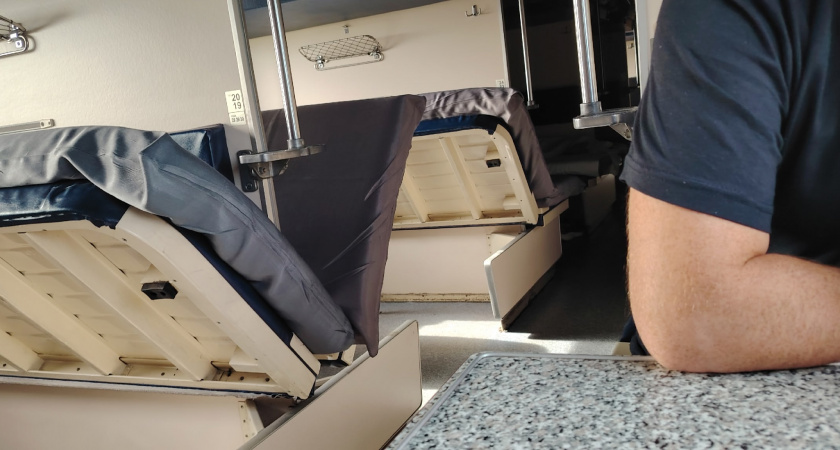 Пожилой мужчина начал рыться в моей сумке, пока я спал. Что он сказал, когда я его поймал за руку - не забуду никогда