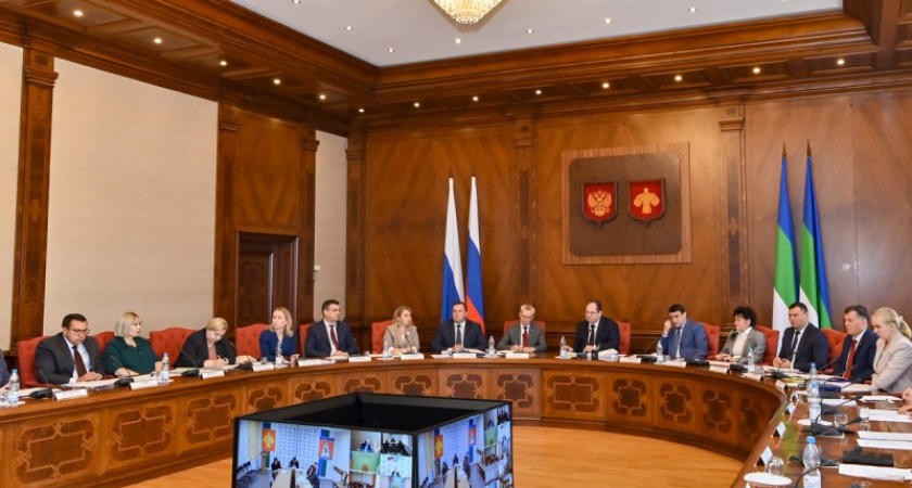 Ростислав Гольдштейн поручил предусмотреть более удобные автобусные маршруты для школьников в Коми 