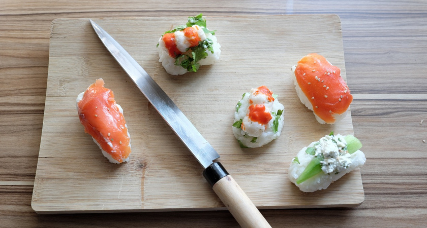 Три простых продукта на тёрку — и сытная намазка на хлеб готова: вкуснее любых каш и омлета на завтрак