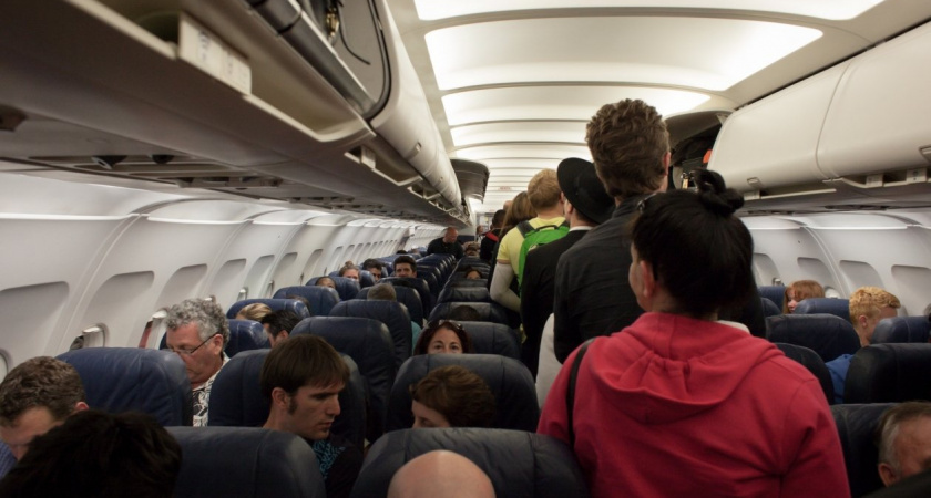 Почему за пассажирами в такой обуви пристально следят в самолетах. Их заносят в отдельные списки - ответ стюардессы